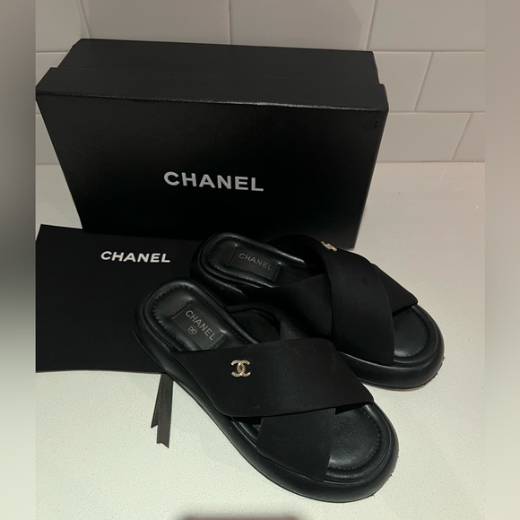 CHANEL WOMENS PUFFY SANDAL BLACK - Picture 7 of 13